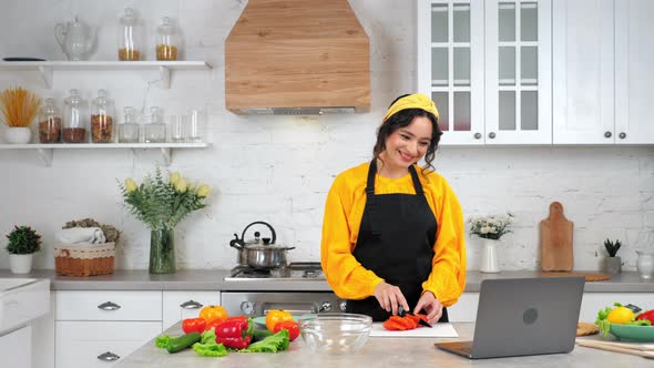 Smiling Woman Slices Tomato Tells Listen Chef Study Online Video Call Laptop
