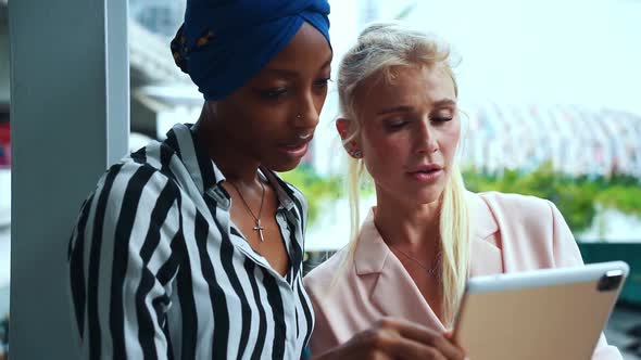 Beautiful business women working in the city