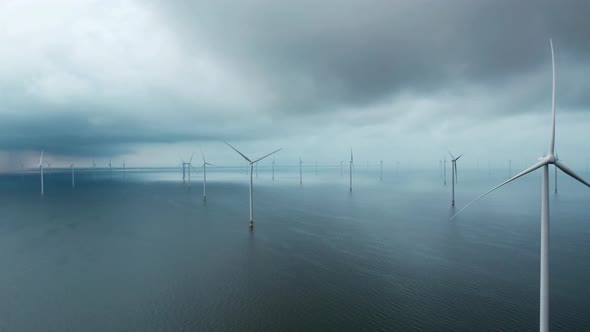 Windturbine 2 Nederland IJsselmeer met zware bewolking