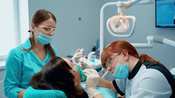 Female patient visits stomatologist