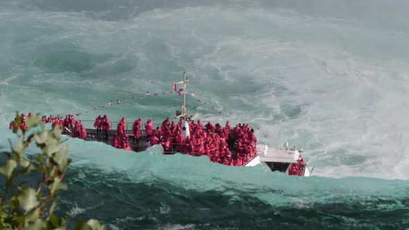 Boat filled with tourists approaching the Niagara Falls, Candaa