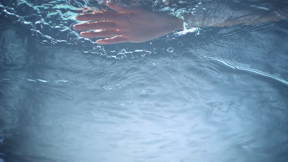 Putting hand into water, Slow Motion alt