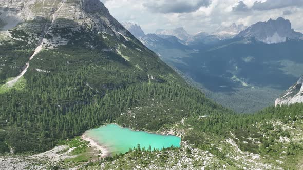 Hikers and travelers enjoying the turquoise Lago di Sorapiss (mountain lake)