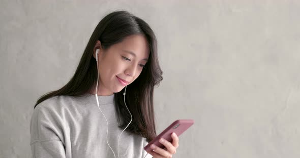 Woman listen to music on cellphone