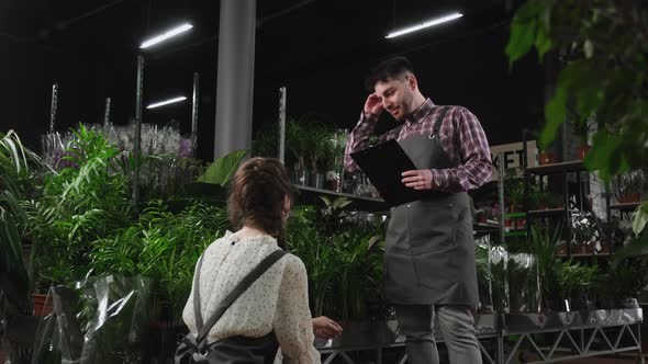 An Experienced Florist Teaches a Beginner