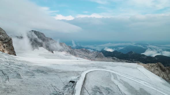 Dachstein Gletscher Berge Austria Drohne Nebel Bergsteigen Klettern Felswand