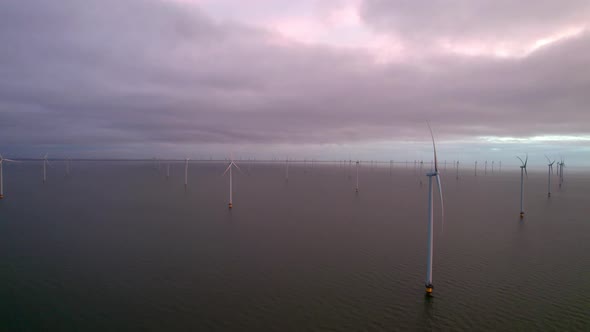 Windturbine 1 Nederland IJsselmeer met zware bewolking