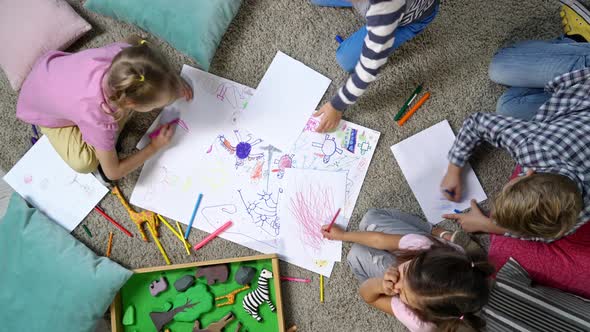 Primary School Children Drawing Together alt
