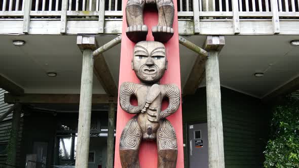 Tilt from the Maori statues 