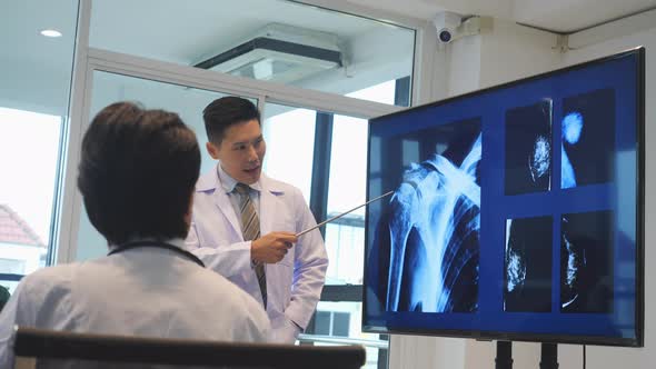 Doctor present x-ray and meeting team