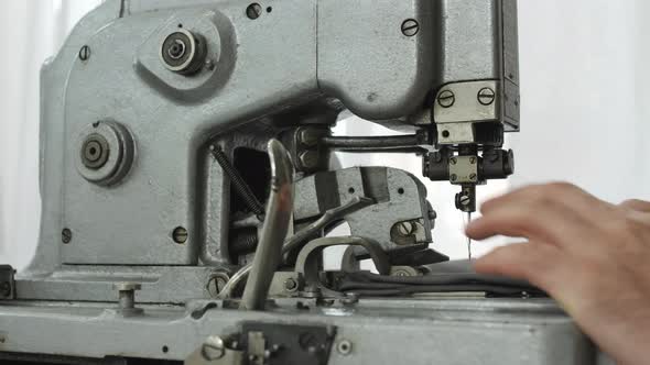 WOOBLE Sewing at the industrial machine