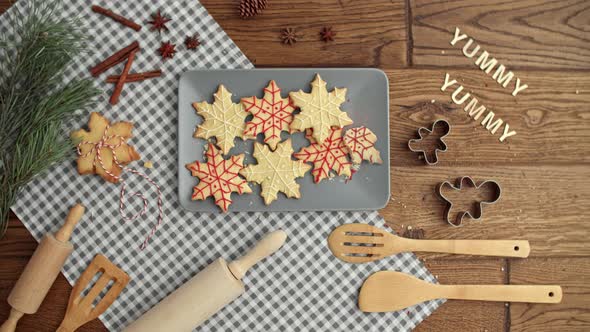 Stop motion video shows of Christmas gingerbread cookies alt