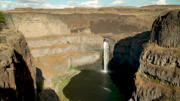 Late afternoon at the spectacular Palouse Falls in Washington State with slow pan to the right