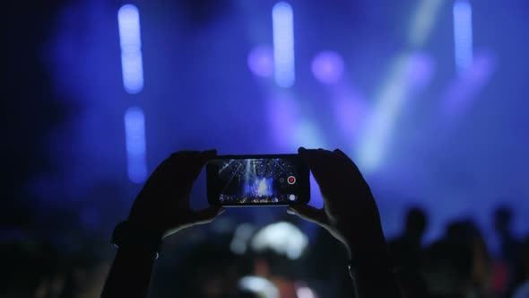Taking Photo The Concert alt