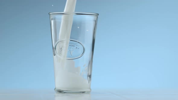 Milk pouring and splashing in slow motion; shot on Phantom Flex 4K at 1000 fps alt