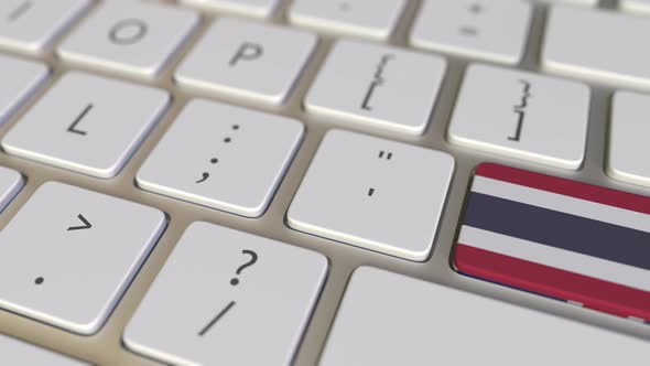Key with Flag of Thailand Switches To Key with Flag of Great Britain alt
