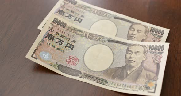 Counting Japanese Yen Banknote