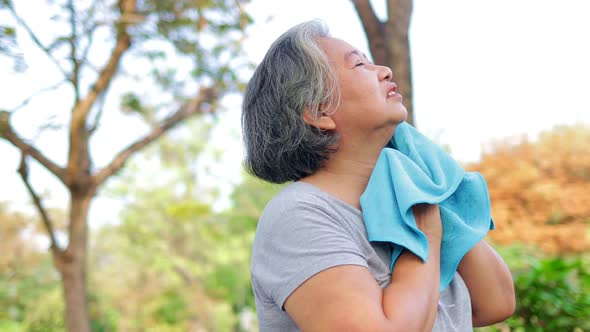 Elderly women exercise in the park in the morning.