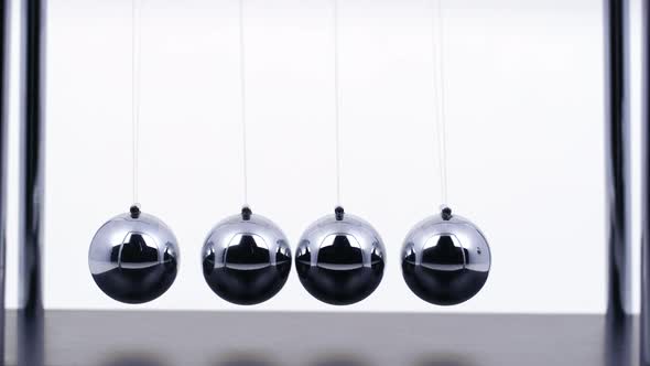 Newtons Cradle Close Up