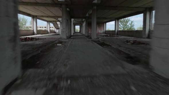 FPV Drone Flies Fast Through an Abandoned Building