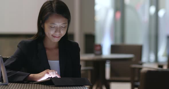 Businesswoman use of tablet computer 