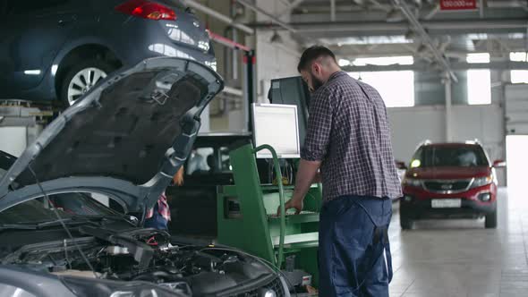 Using Computer for Car Repair alt