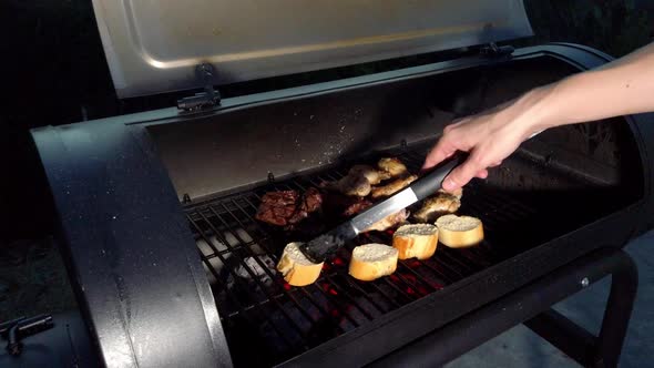 Chicken wings and Hanging Tender meat on the grill. But we also put bread. Making it toast in the ar