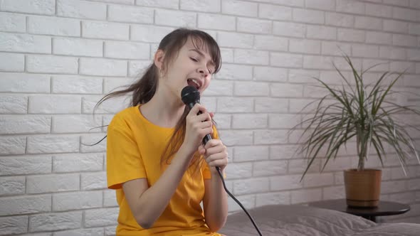 Teen sing like a singer. 