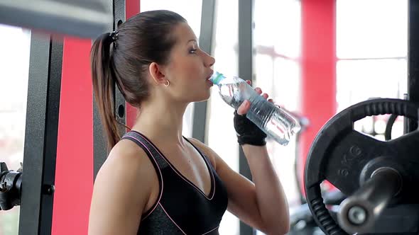 Sportswoman Drinking Fresh Water in the Gym, Enjoying Rest Between Exercises