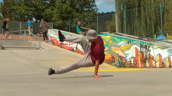 Man breakdancing, slow motion alt