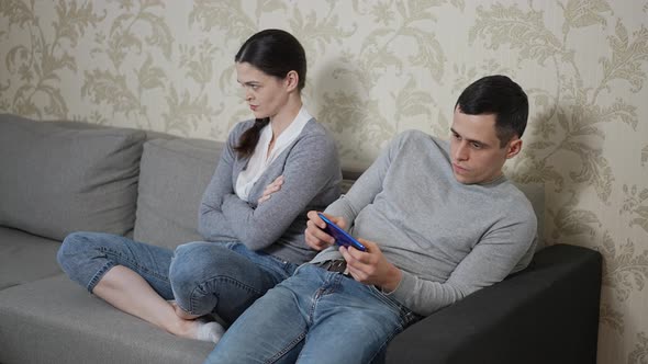 Man Plays Games on Smartphone and the Wife Is Dissatisfied