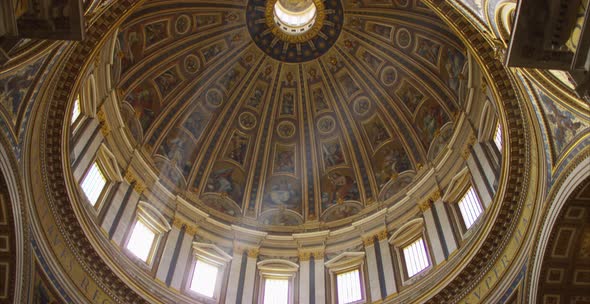 Tilt up of the St. Peter's Basilica's ceiling alt