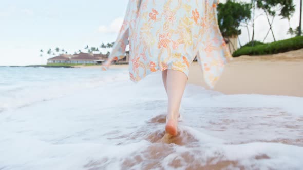 Summer Vacation on Hawaii Island backgroundClose Up Woman Feet Walking By Beach