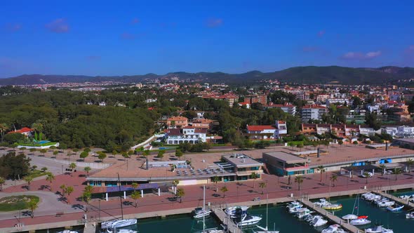 070_ojra.uas_Beach_LateralTraveling_AerialView_SunnyDay_4k.  Midle plane of the house's beach. Side