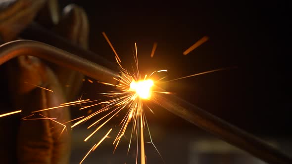 welding machine melts the metal rod