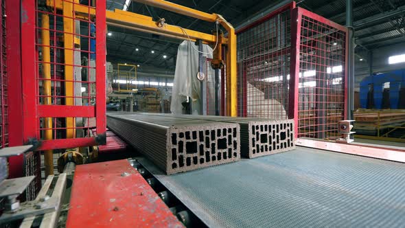 Long Brick Blocks Are Getting Cut By the Industrial Mechanism