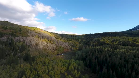 Sunlight patterns, golden quaking aspens, and fluffy white clouds make for spectacular scenery in Am