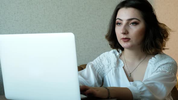 Business Laptop Woman Office Style alt