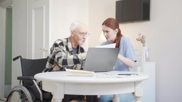 Daughter Helps Elderly Father Pay Bills Online