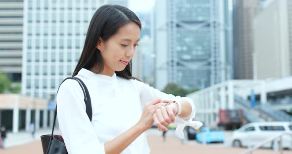 Businesswoman use of smart watch