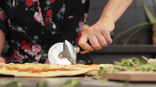 Cutting pizza with round cutter knife