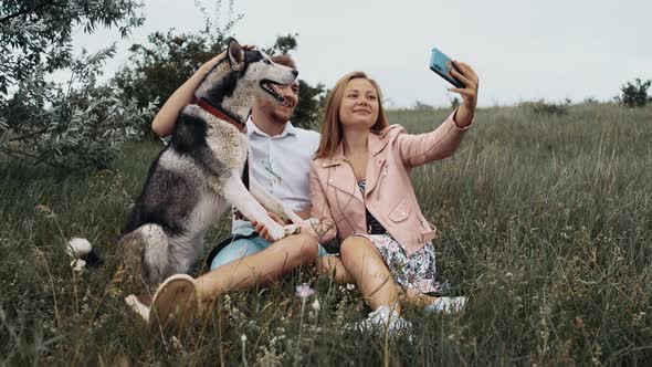 Two Young People Passionate About Pictures Went Out Photo Session Their Dog