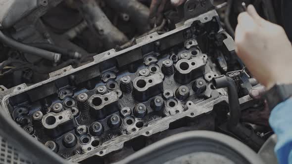 Mechanic Repairman Install the Cylinder Block Head