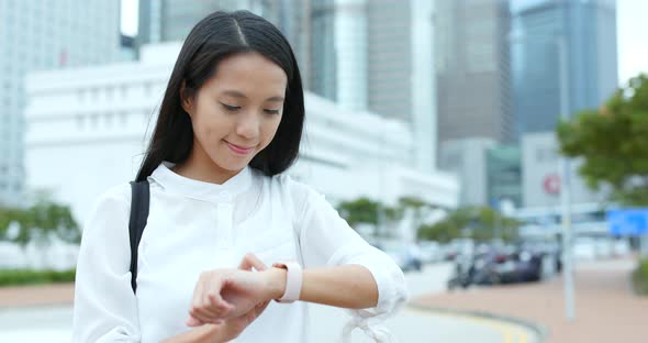 Businesswoman use of smart watch