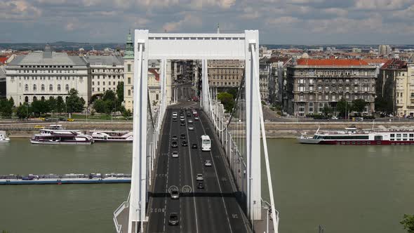 Time lapse from traffic at the Elisabeth Bridge