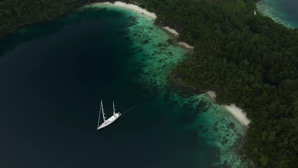 Triton Bay: Boat On Turquoise Sea And Green Tropical Trees In Kaimana Islands. 