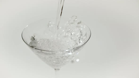 Pouring Martini into glass, Ultra Slow Motion alt