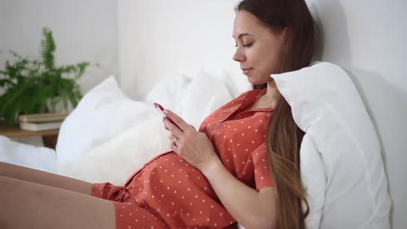 Pregnant Woman Use Smartphone Share Maternity Lifestyle on Social Media Spbd