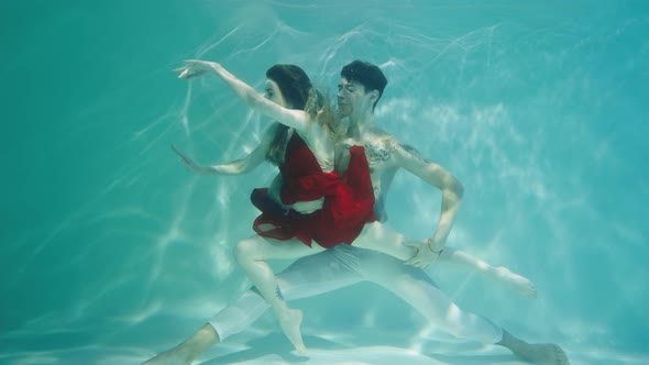 Couple Dancing Modern Choreography Underwater
