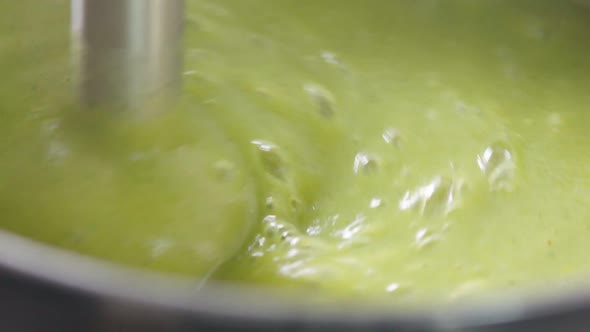 Preparation of Cream Soup with Broccoli Blender